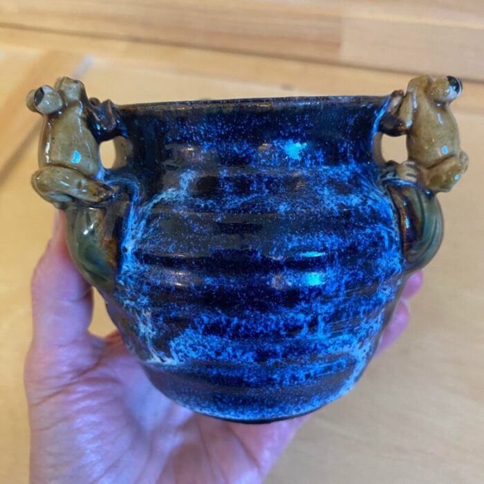 late 20th century blue glazed signed pottery planter pot with small frogs on lily pads 0992